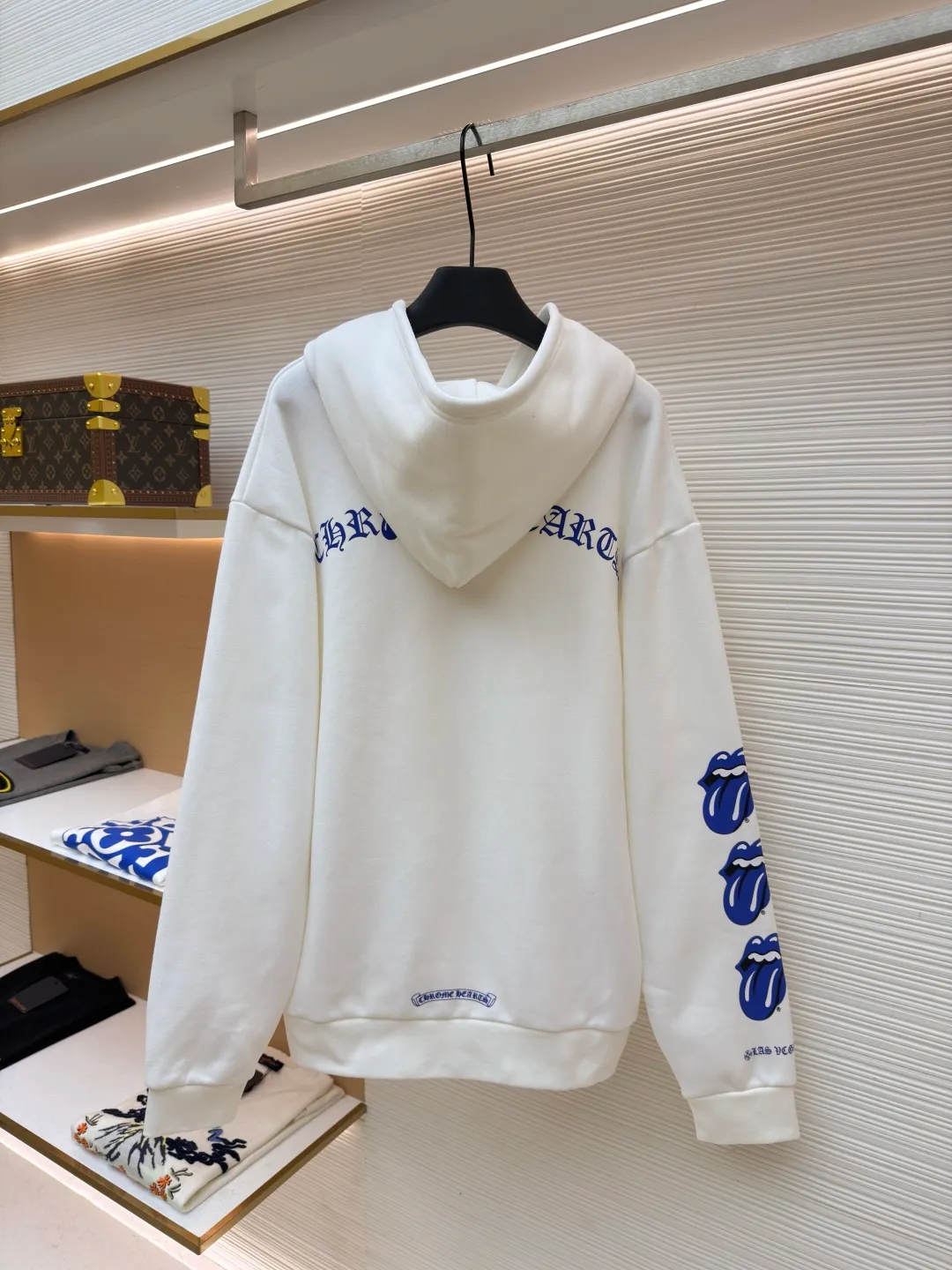P470 Chrome Hearts hooded glue-printed sweatshirt jacket ●Item number: 1682183-B05 ●Fabric: cotton fleece sweatshirt fabric ●Technology: glue printing production ●Color: white ●Version: loose fit ●Weight: about 900 grams ●Size: S-M-L-XL ●Description: This CHROME HEARTS hooded glue-printed sweatshirt jacket is treated with a professional fabric enzyme washing process. The enzyme-washed fabric not only removes impurities and stiffness produced during the weaving process, but also makes the fabric feel soft and skin-friendly. It also improves the drape and durability of the fabric, making it more comfortable to wear. The glue printing process of the body of the garment ensures the color saturation and three-dimensionality of the pattern. The printing layer is closely integrated with the fabric, making it less likely to crack or fall off, and can maintain the integrity of the pattern for a long time. In addition, due to differences in measurement methods, there will be a normal error of 1~3CM in the clothing length, bust and other dimensions. In order to protect the integrity of the fabric and printing process, it is recommended that the product be cleaned by hand to maximize the wearing life of the clothing. The overall wiring is straight and delicate, the fabric is comfortable and soft, and the color is consistent without color difference. It can be matched with the same style to create a fashionable look and control various occasions. Customized accessories, complete with three standards, same style for men and women!